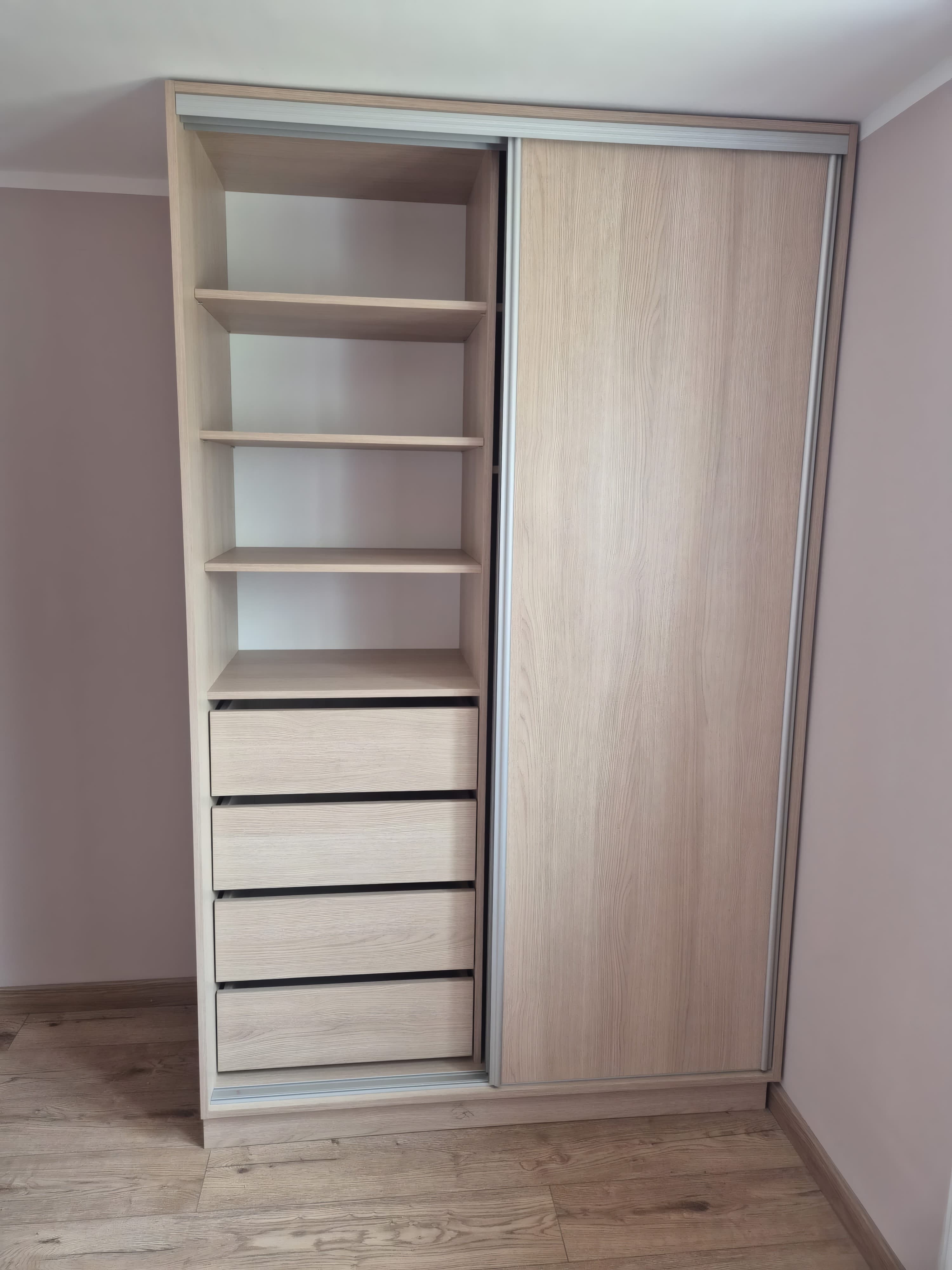 Szafa przesuwna dwudrzwiowa, jasny front