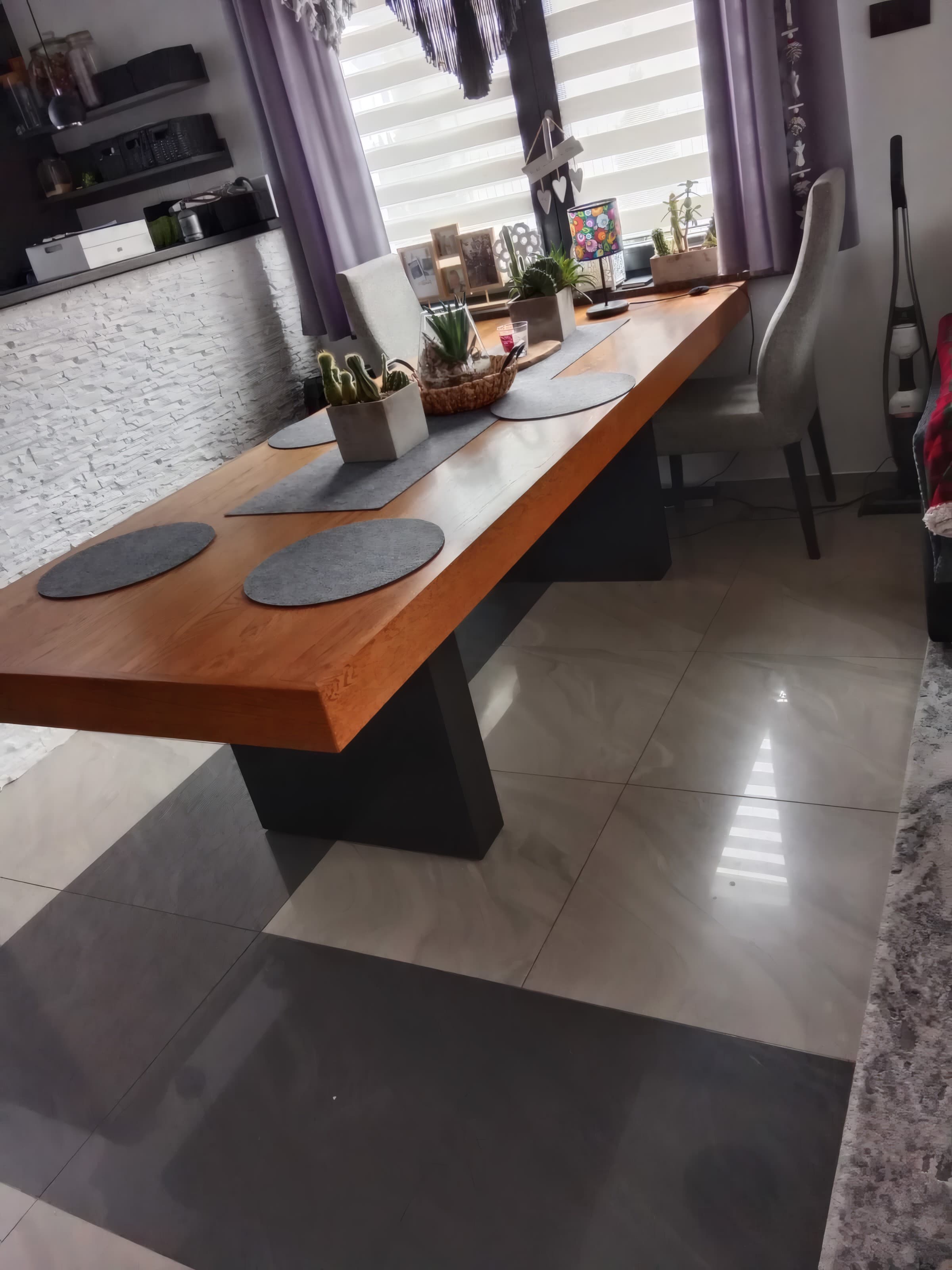 Stół do salonu na czarnej podstawie