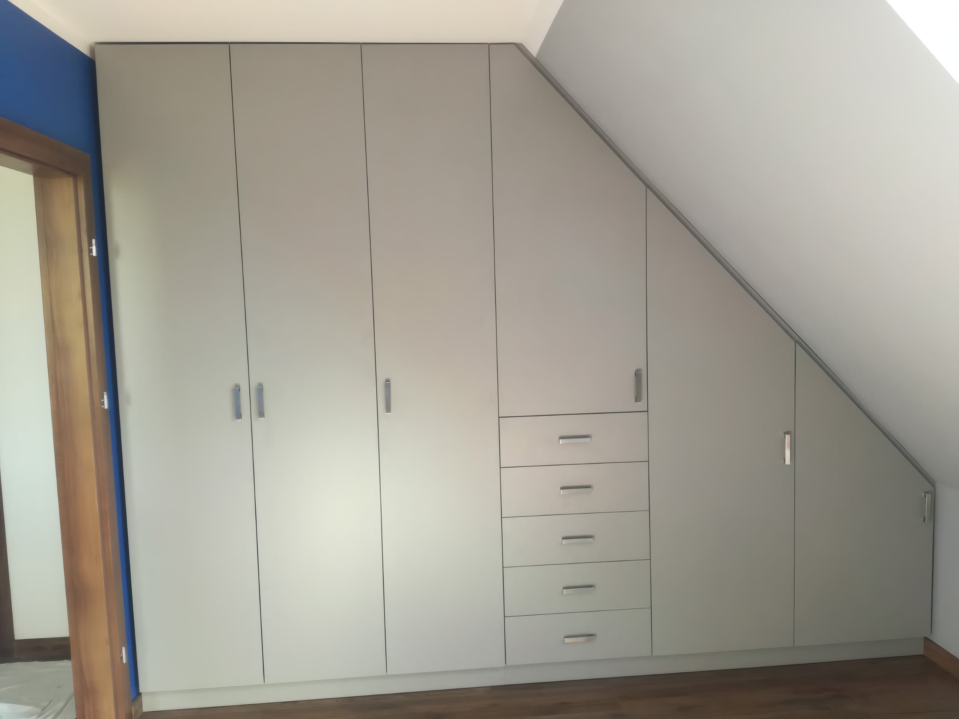 Szara zabudowa pod skosem